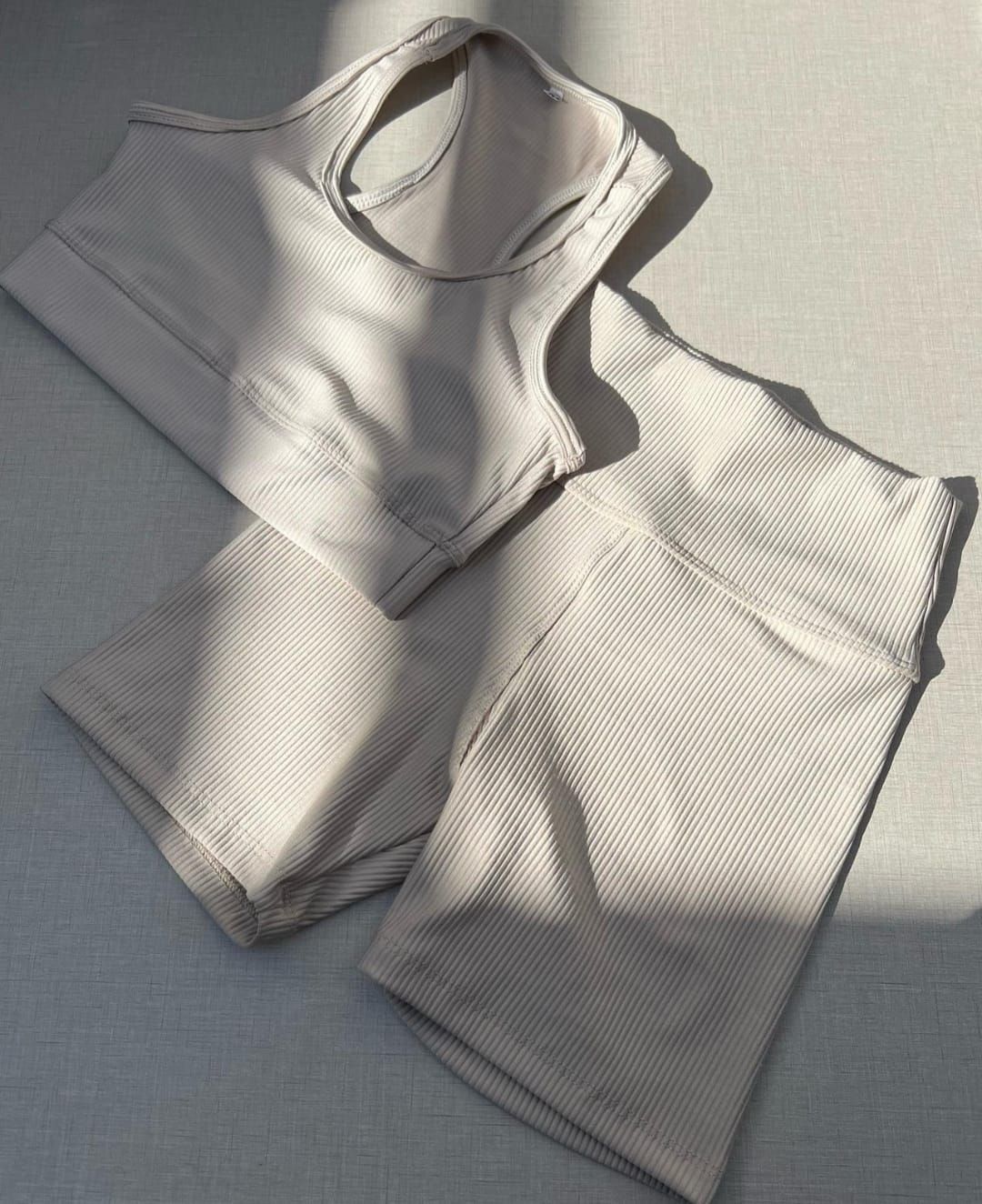 Conjunto de sujetador deportivo beige y short ciclista.