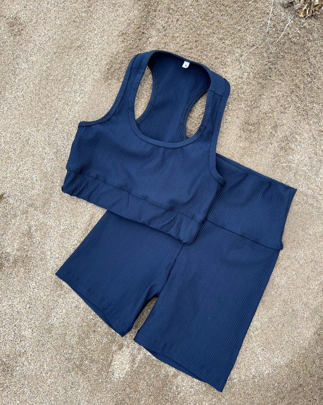 Conjunto de sujetador deportivo beige y short ciclista.