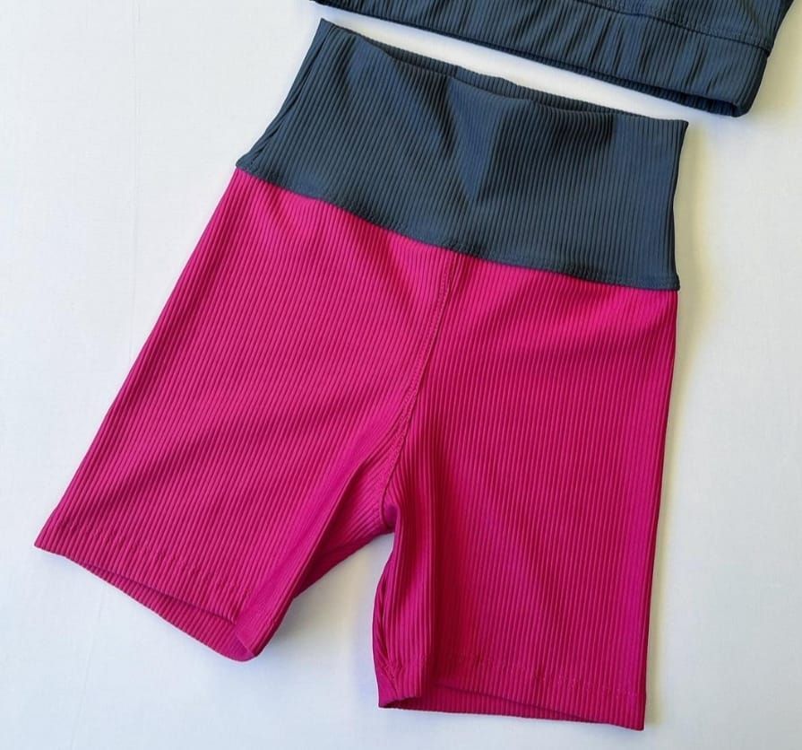 Pantalón corto deportivo de color amarillo y negro con textura acanalada.