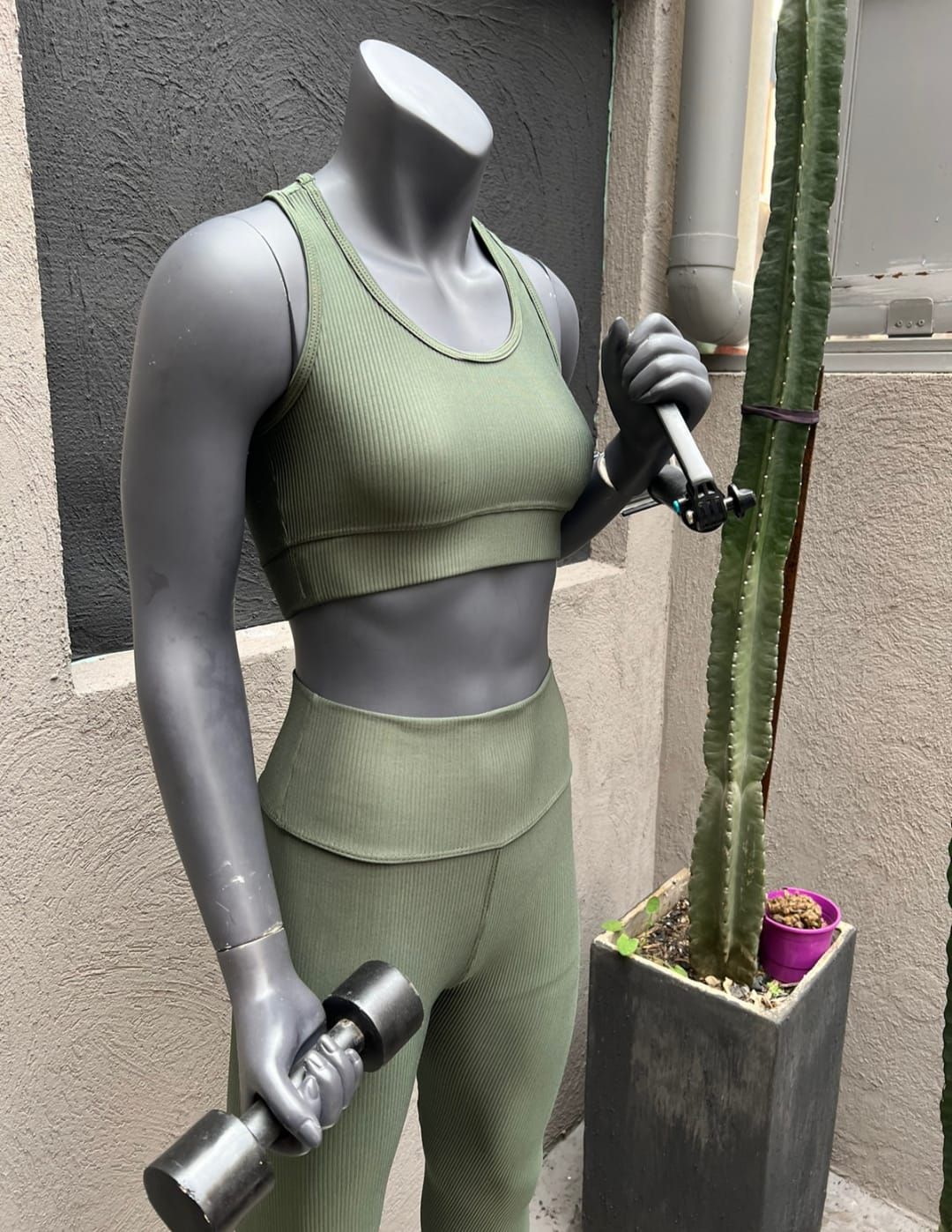 Sujetador deportivo con espalda cruzada, texturizado y de color marrón sobre una superficie blanca.