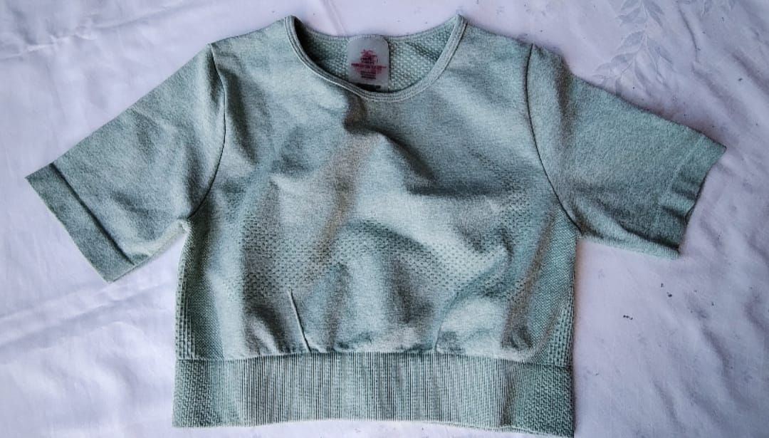 Top corto azul claro con manga corta y bajo acanalado.