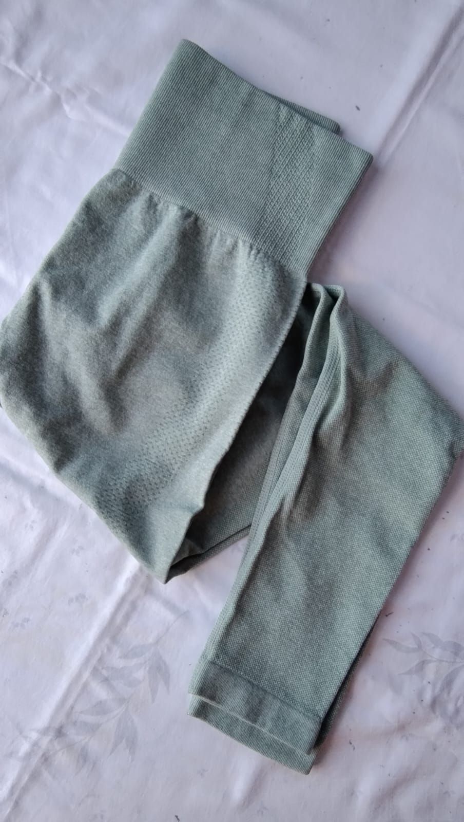 Top corto azul claro con manga corta y bajo acanalado.