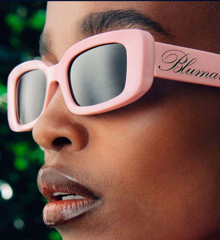 Scatole di lenti a contatto impilate sugli scaffali di un negozio. La maggior parte delle scatole sono blu e marroni.