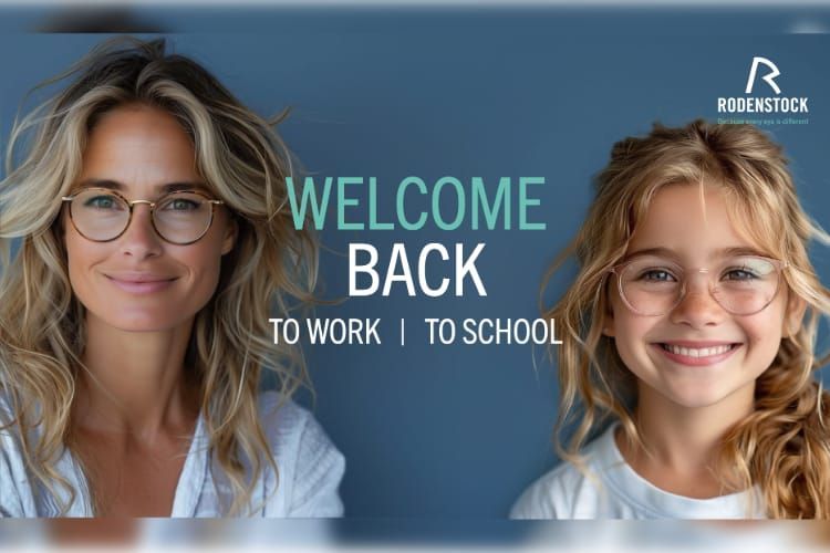 Un paio di occhiali geometrici esposti su uno scaffale rosa in un negozio. Montatura nera con lenti trasparenti e un'immagine promozionale sullo sfondo.