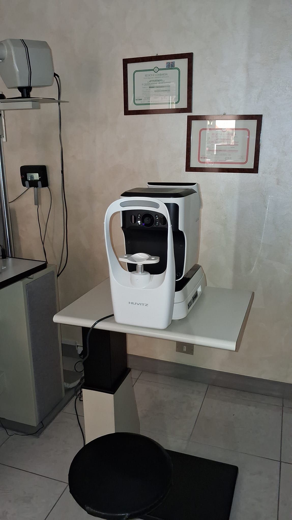 Scatole di lenti a contatto impilate sugli scaffali di un negozio. La maggior parte delle scatole sono blu e marroni.