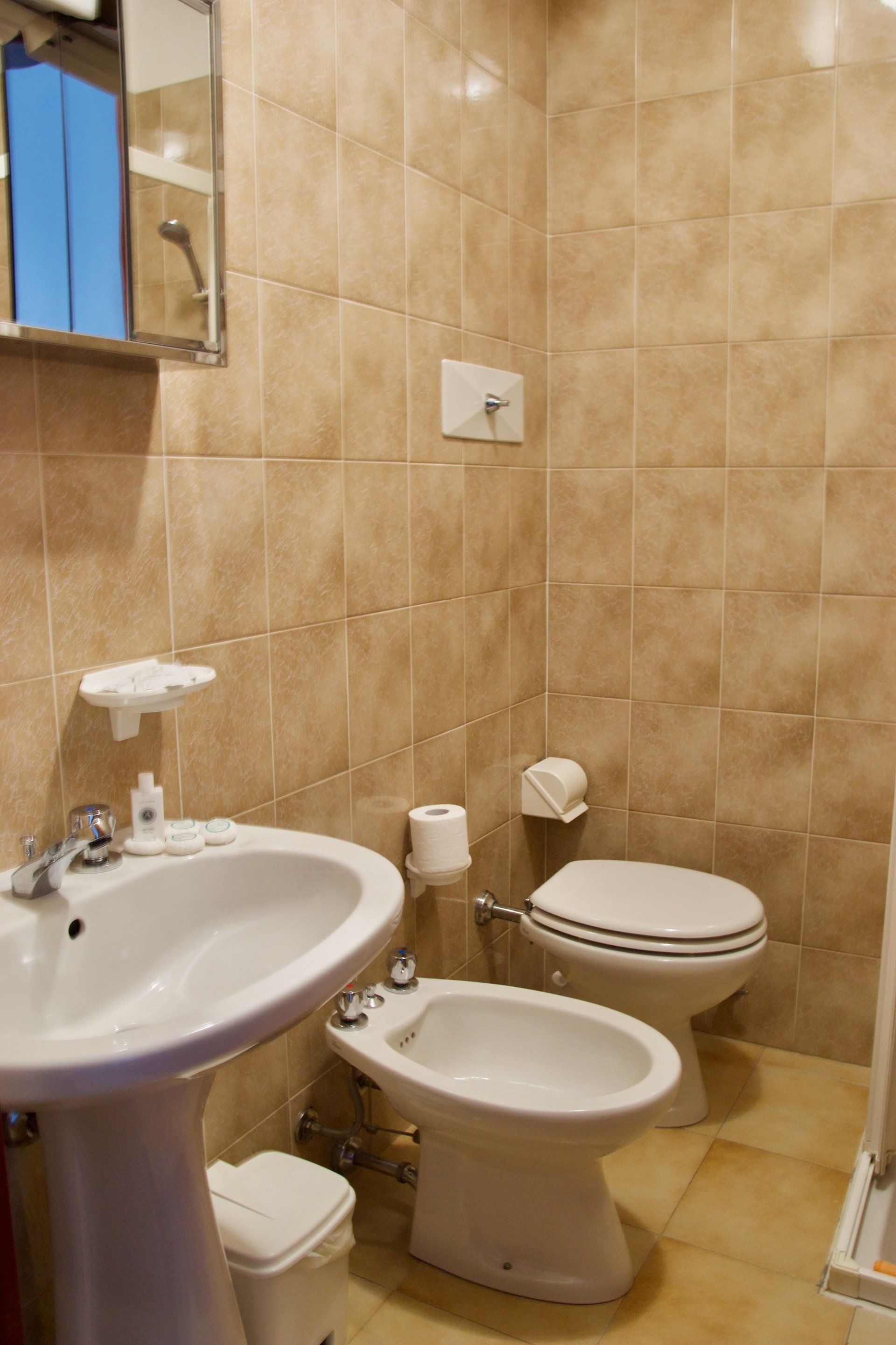 Un bagno con lavandino, WC e bidet  in un albergo con cucina a Bologna