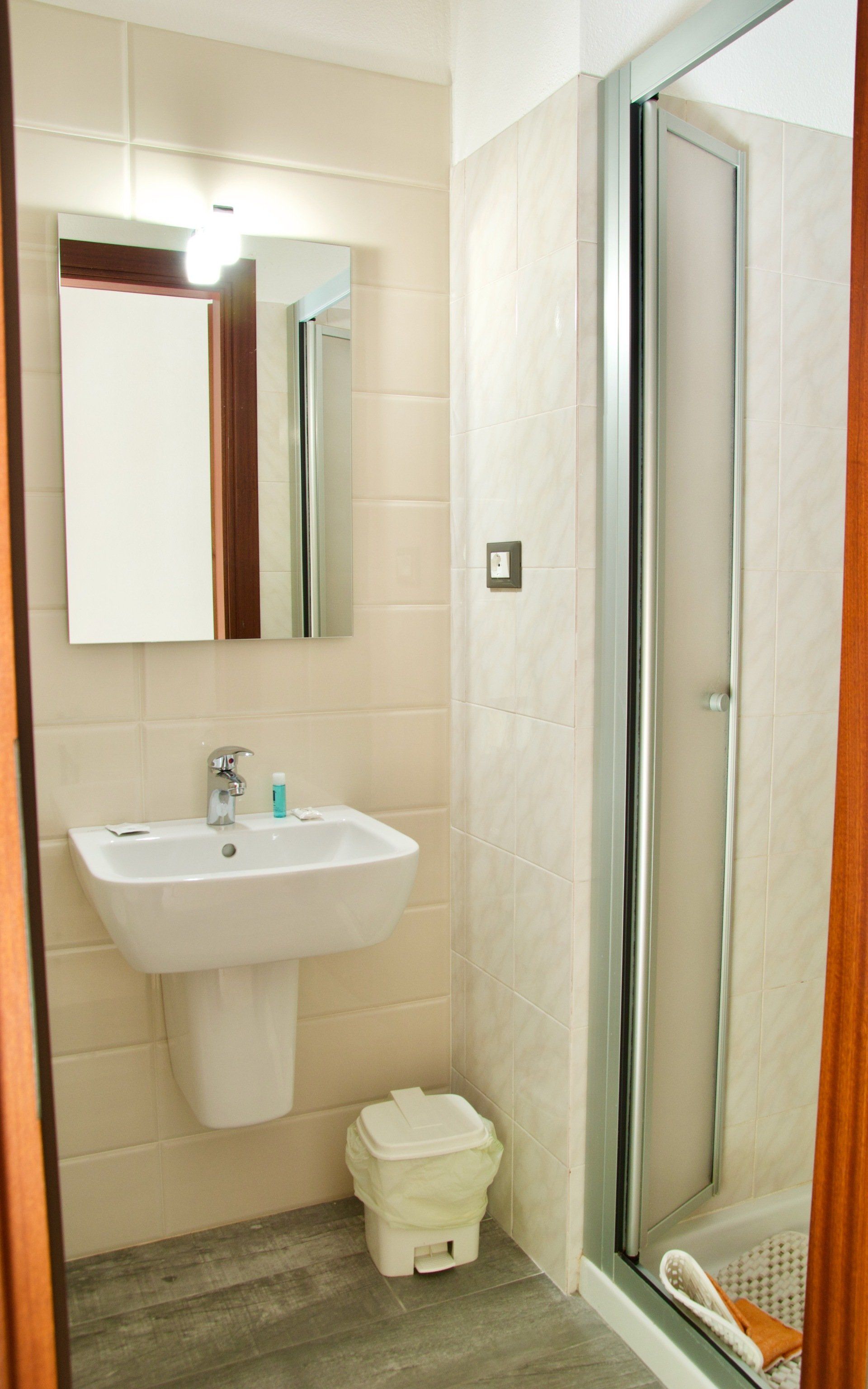 Un bagno con lavandino, specchio e doccia in un albergo con ristorante vicino a Bologna