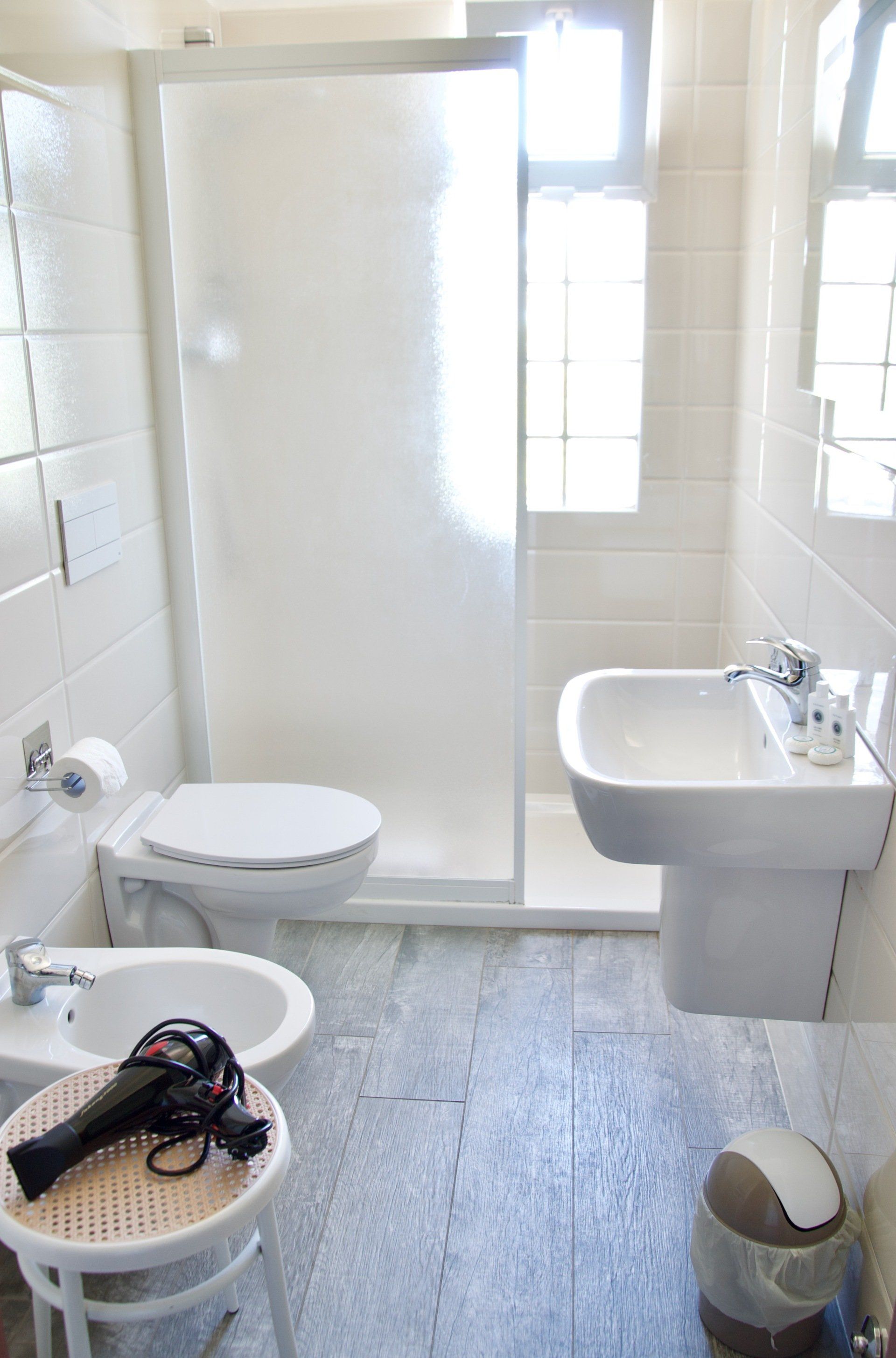 Un bagno con wc, lavandino e doccia.