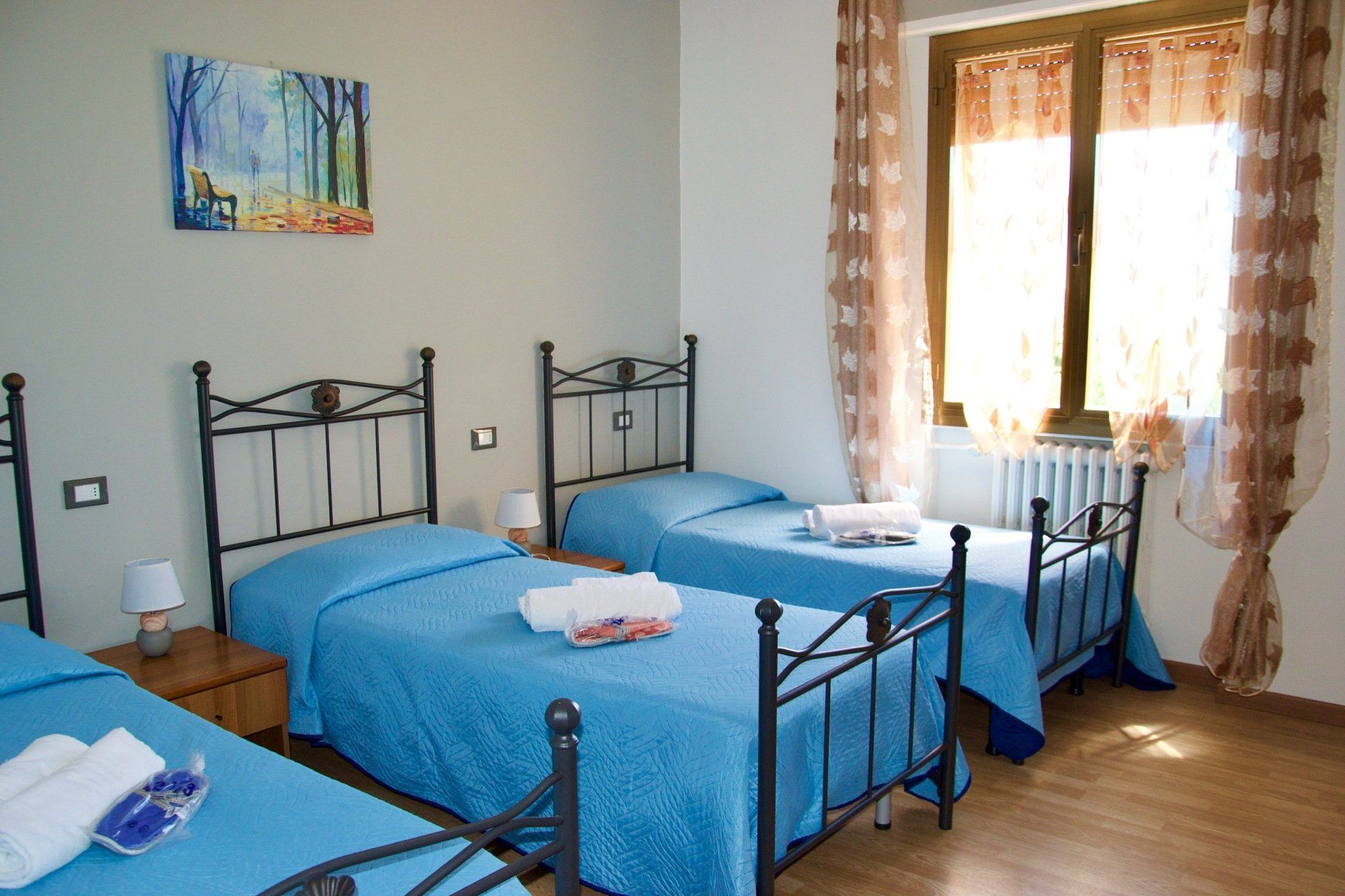 Una camera da letto con due letti e un quadro sul muro in un albergo con ristorante in zona Bologna