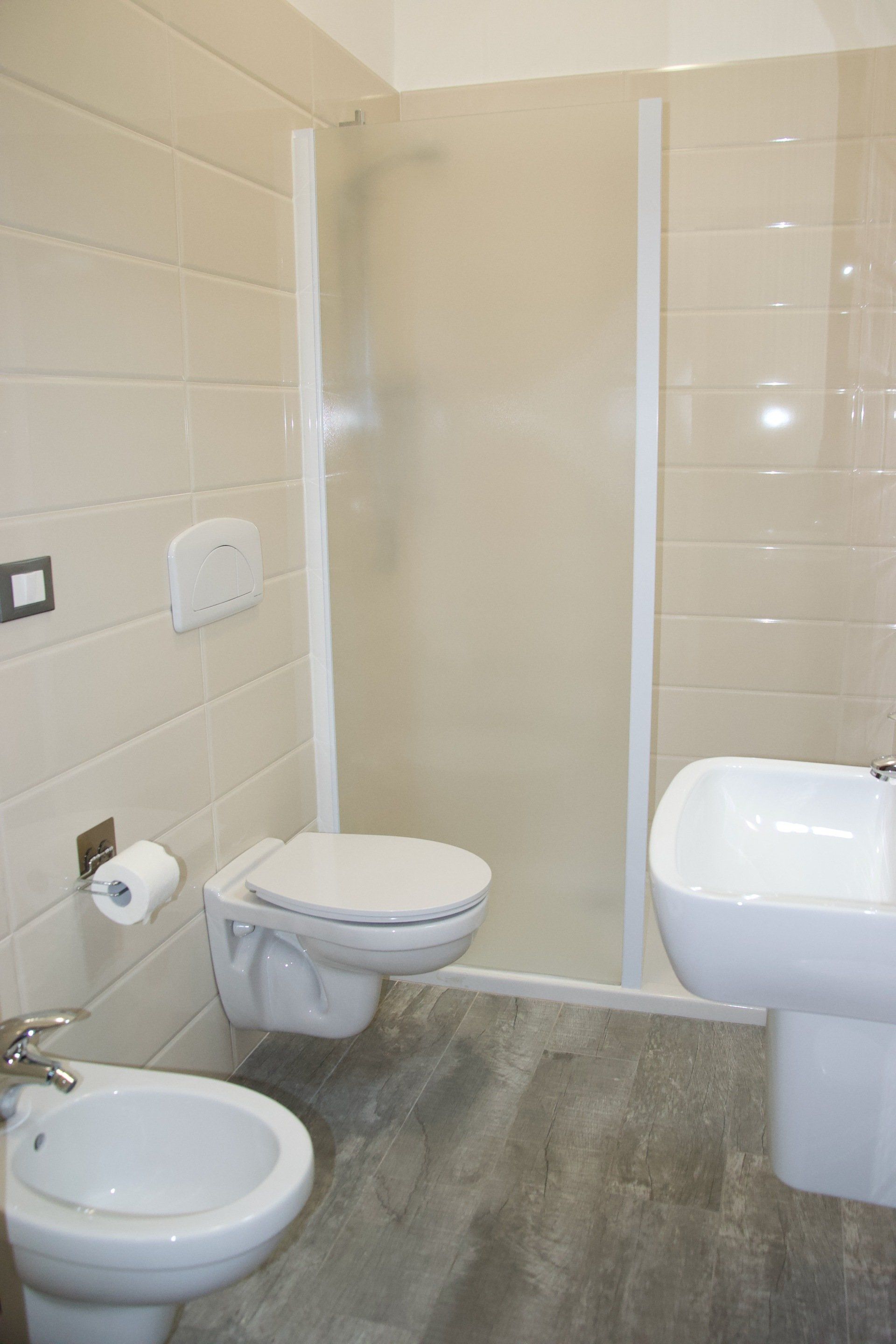 Un bagno con wc, lavandino e doccia in un albergo con ristorante vicino a Bologna