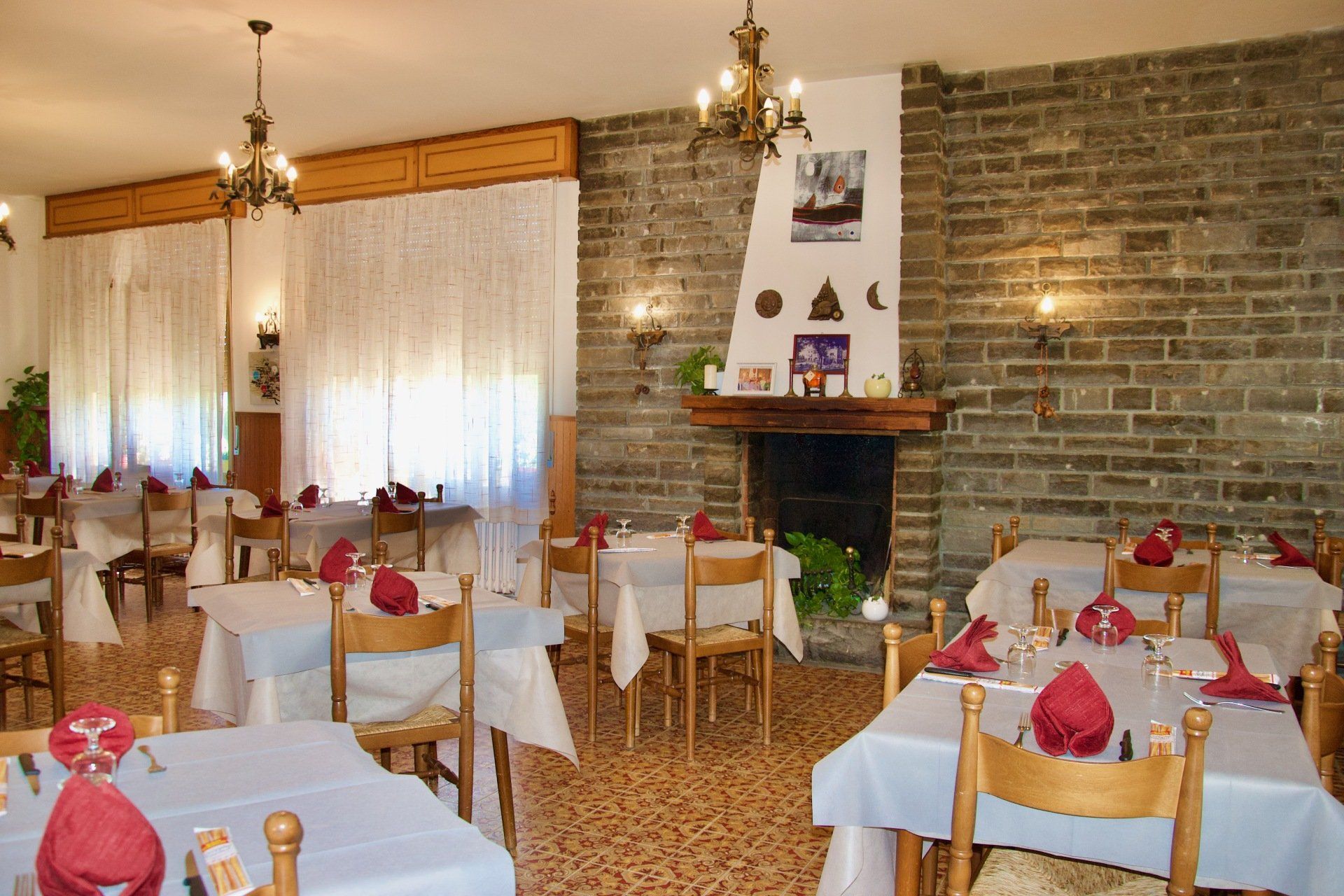 Un ristorante con tavoli, sedie e un camino