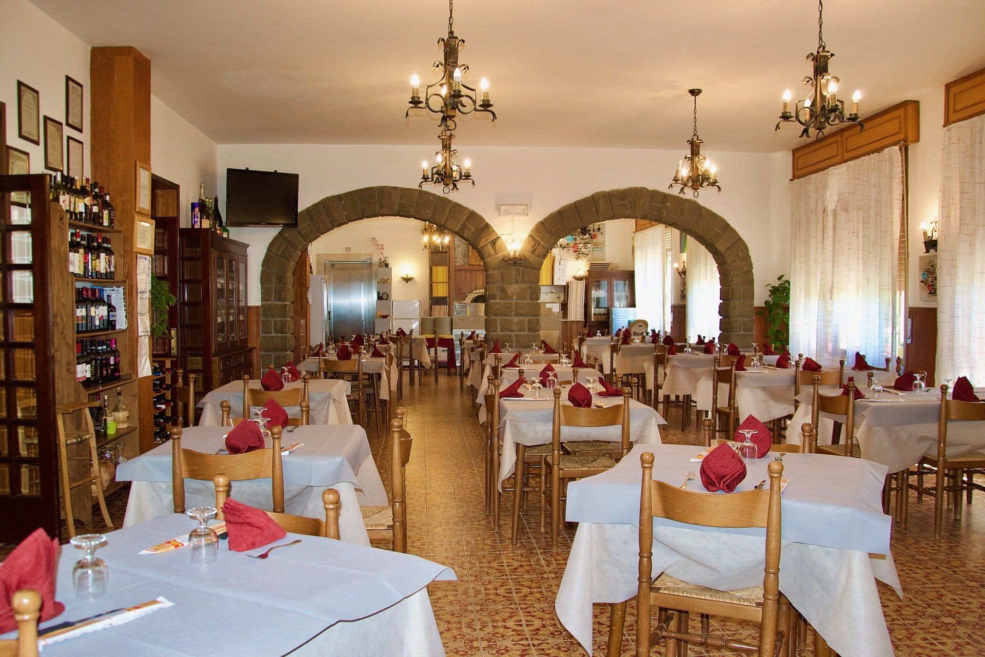 Un ristorante con tavoli e sedie allestiti per un pasto