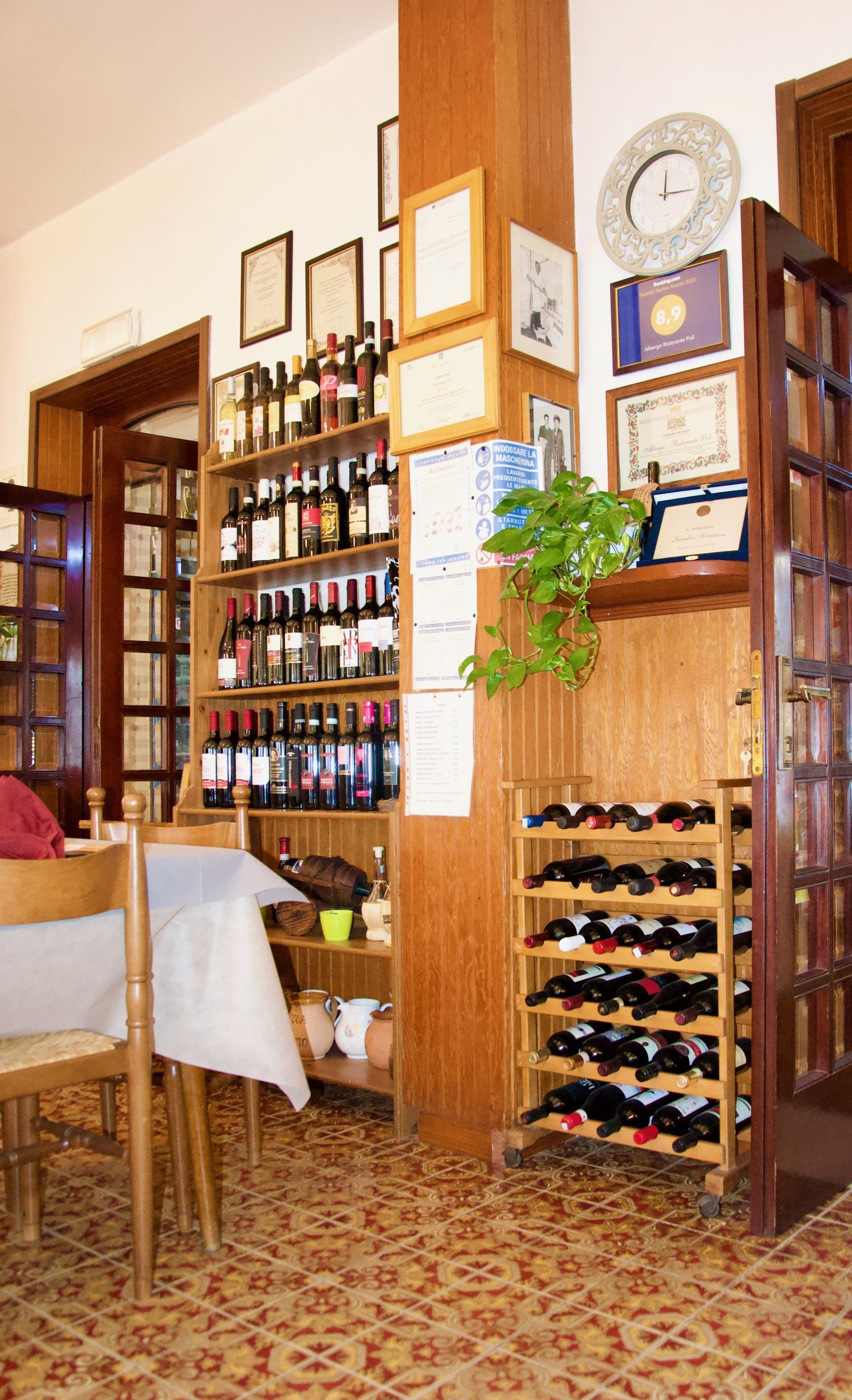 Una sala da pranzo con tavolo, sedie e portabottiglie nel ristorante con funghi e tartufo in zona Bologna