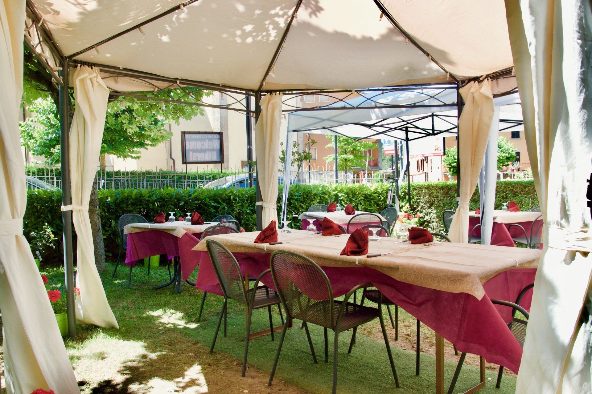 Una tenda con tavoli e sedie nel ristorante con funghi e tartufo vicino a Bologna