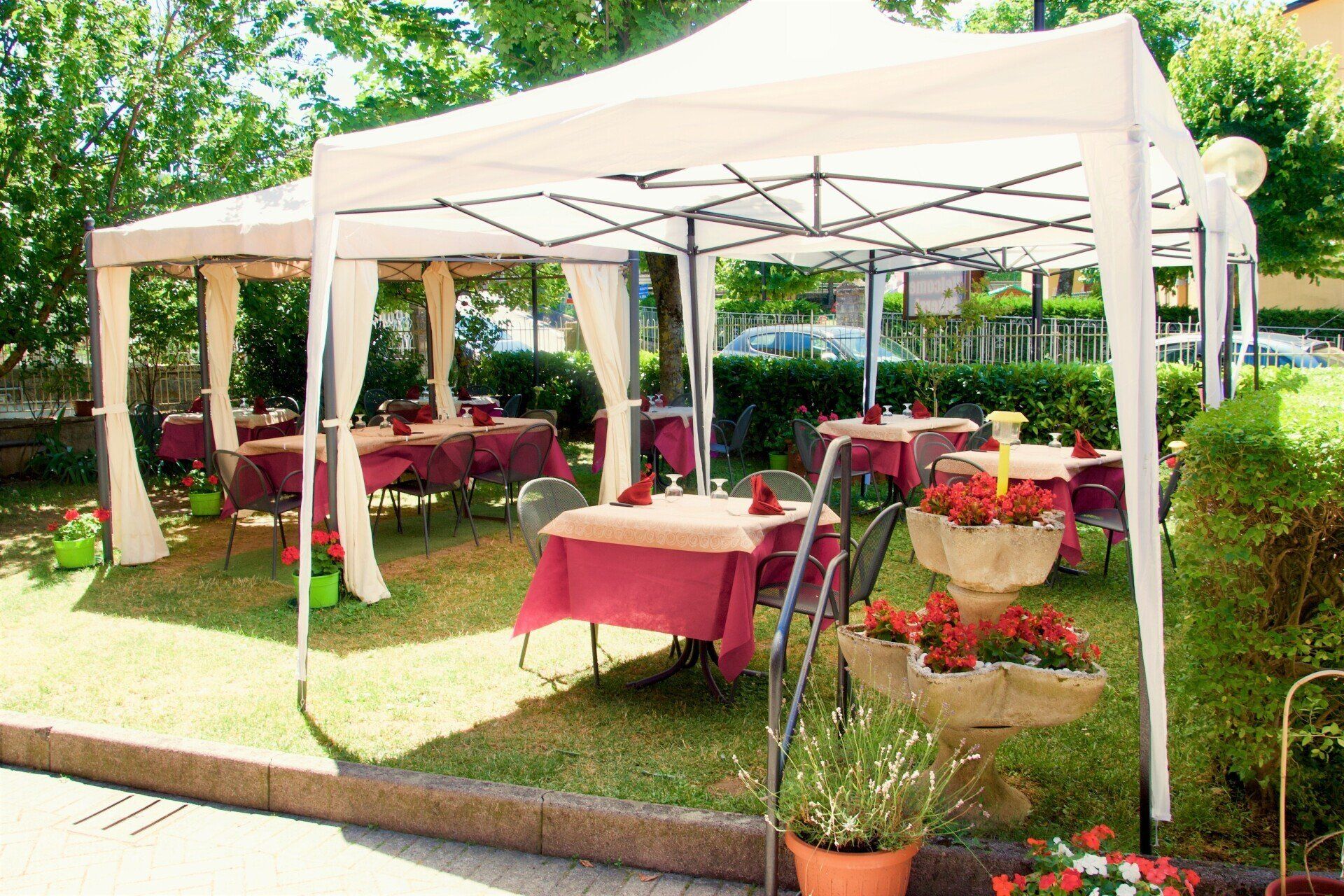 Una tenda bianca con tavoli e sedie nel ristorante con funghi e tartufo a Bologna