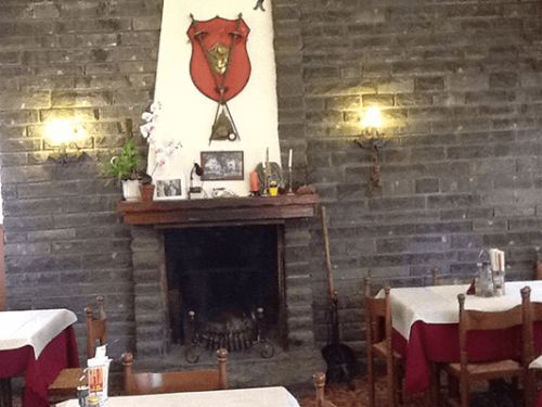 Un camino in una stanza con tavoli e sedie