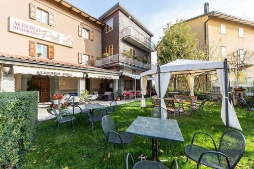 Un ristorante con tavoli e sedie di fronte in un ristorante con specialità di funghi a Bologna