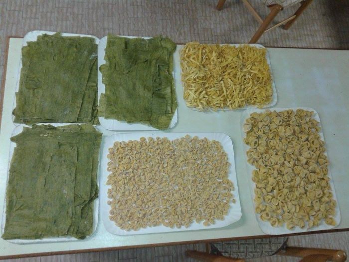 Un tavolo sormontato da piatti di diversi tipi di cibo