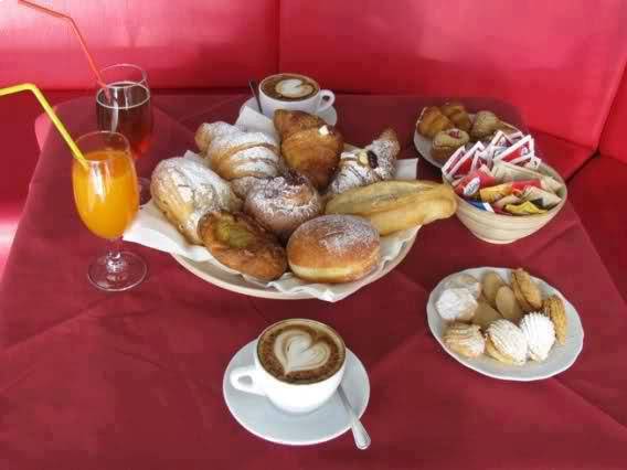 Un tavolo sormontato da una varietà di pasticcini e bevande