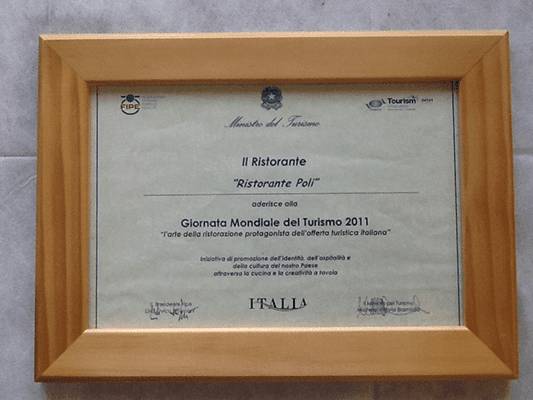 Un certificato in una cornice di legno che riporta la scritta Italia