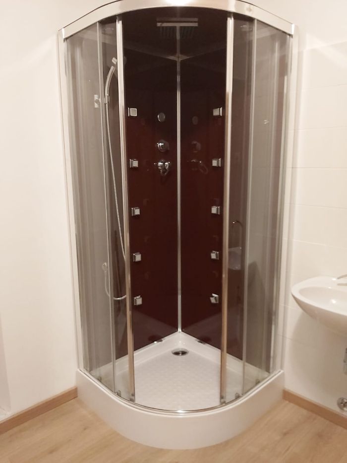 Un bagno con box doccia e lavandino