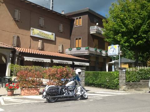 Una motocicletta Harley Davidson è parcheggiata davanti a un edificio