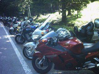 Una fila di motociclette sono parcheggiate sul ciglio della strada.