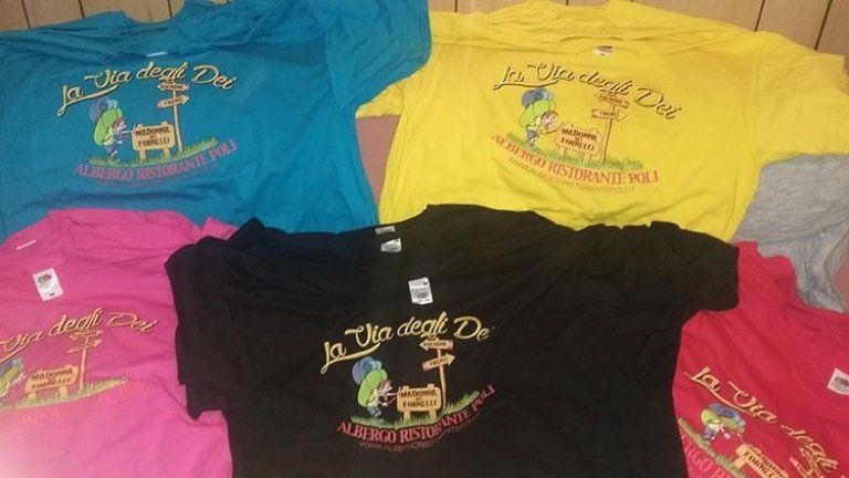 Un mucchio di magliette sono impilate una sopra l'altra