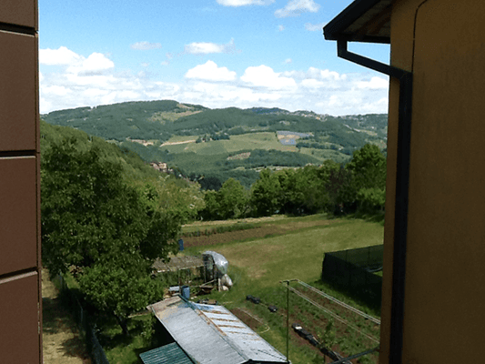 Una vista di una valle dalla finestra di una casa