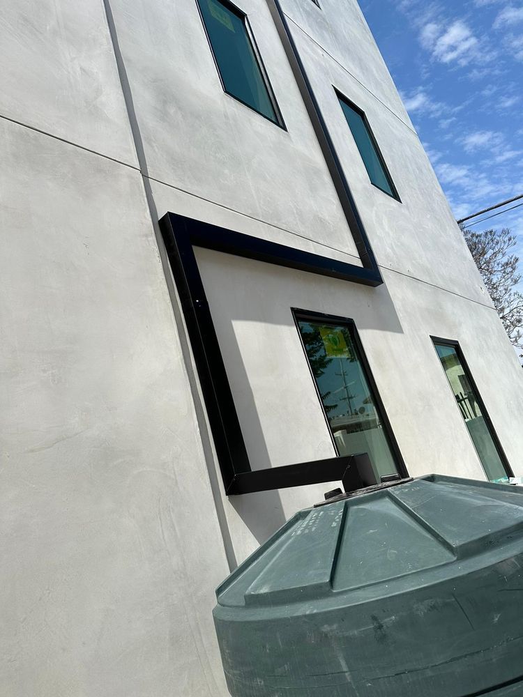 A building with a drainpipe on the side of it