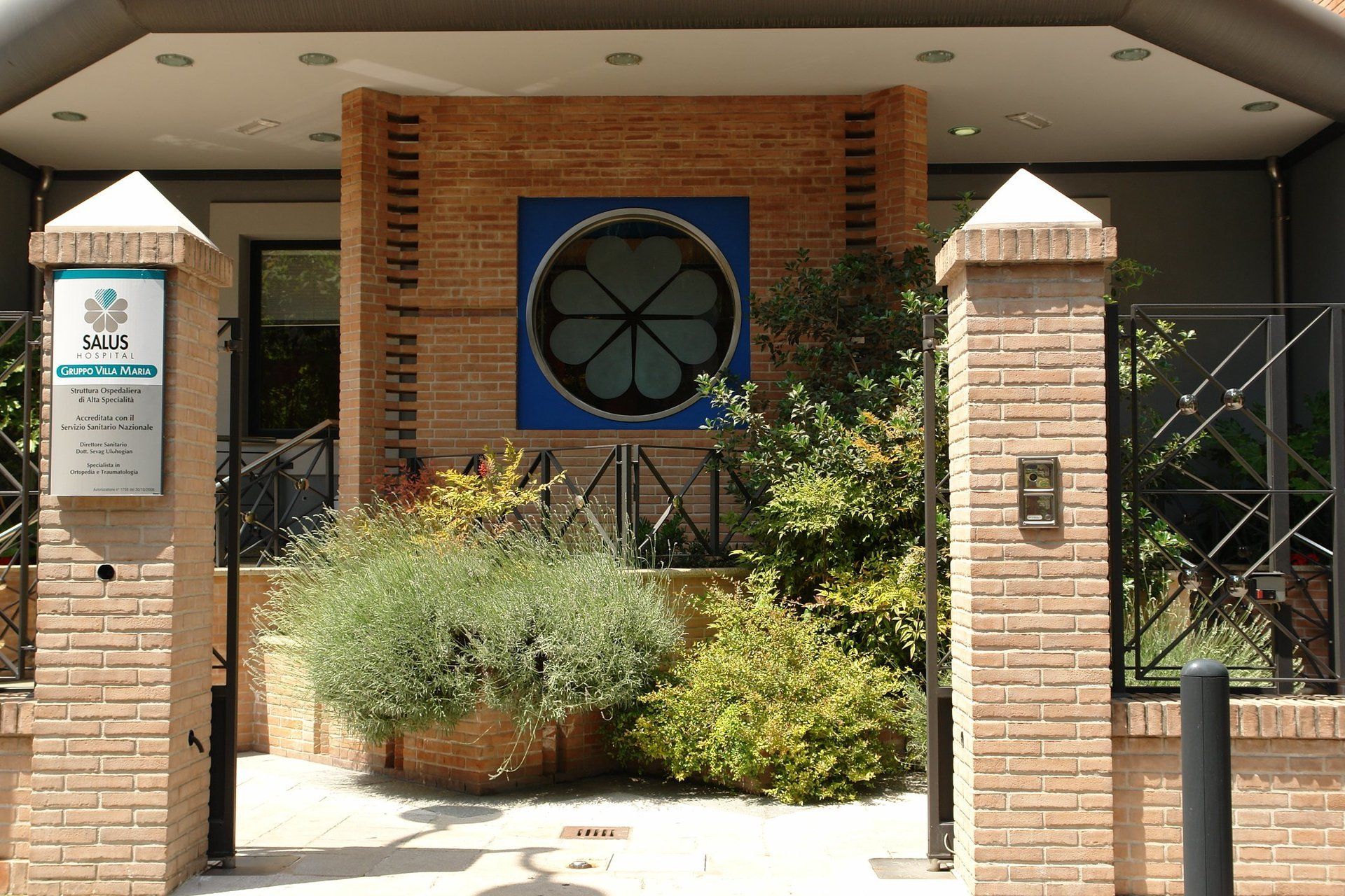 veduta esterna di entrata di un palazzo