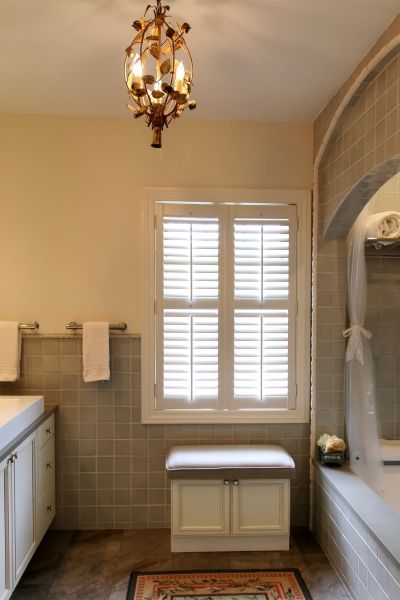 A bathroom with a chandelier hanging from the ceiling