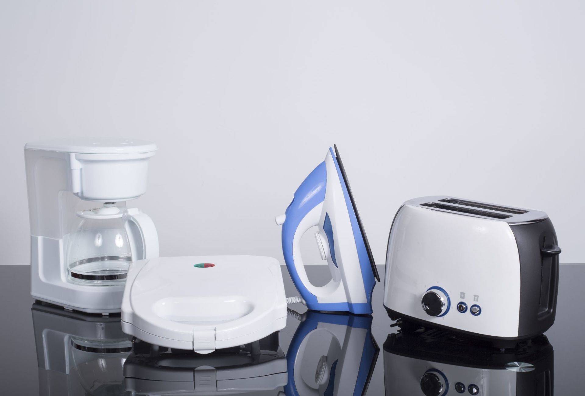 ferro da stiro e altri elettrodomestici