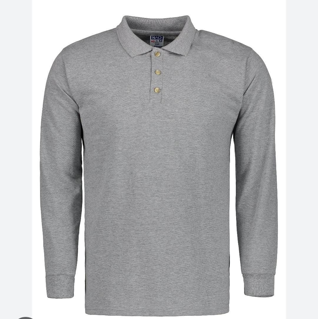 Polo gris de manga larga y cuello sobre fondo blanco.