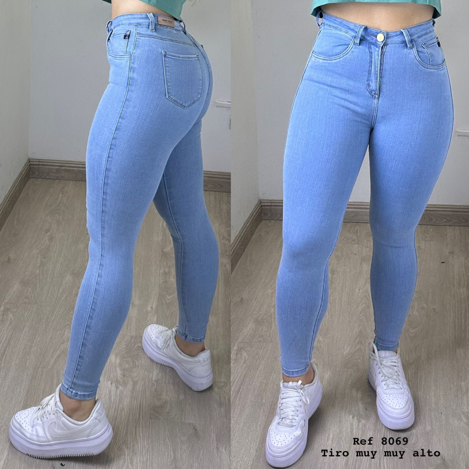 Una mujer que llevaba un par de jeans azul claro y zapatillas blancas