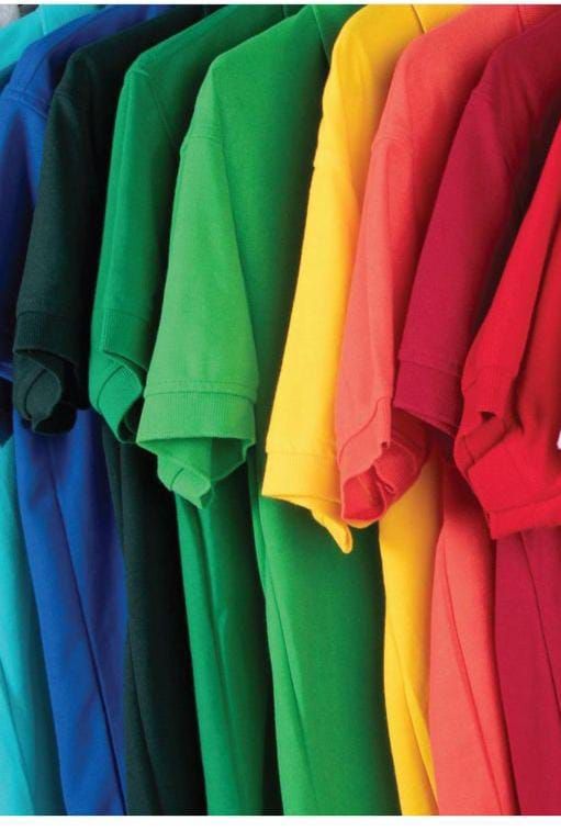 Una fila de camisetas coloridas colgadas en un estante.