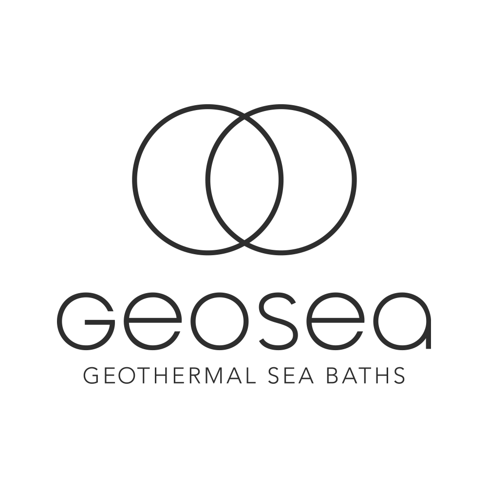 GeoSea mer géothermique des bains, un magnifique nouveau spa extérieur à  Húsavík, Islande du nord, a ouvert ses portes en août 2018. Il surplombe la  baie d'Skjálfandaflói Photo Stock - Alamy