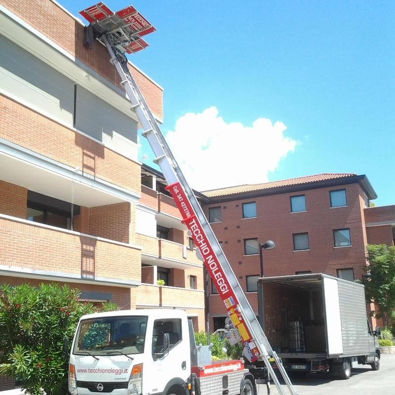 un un camion con una scala elettrica per effettuare un trasloco