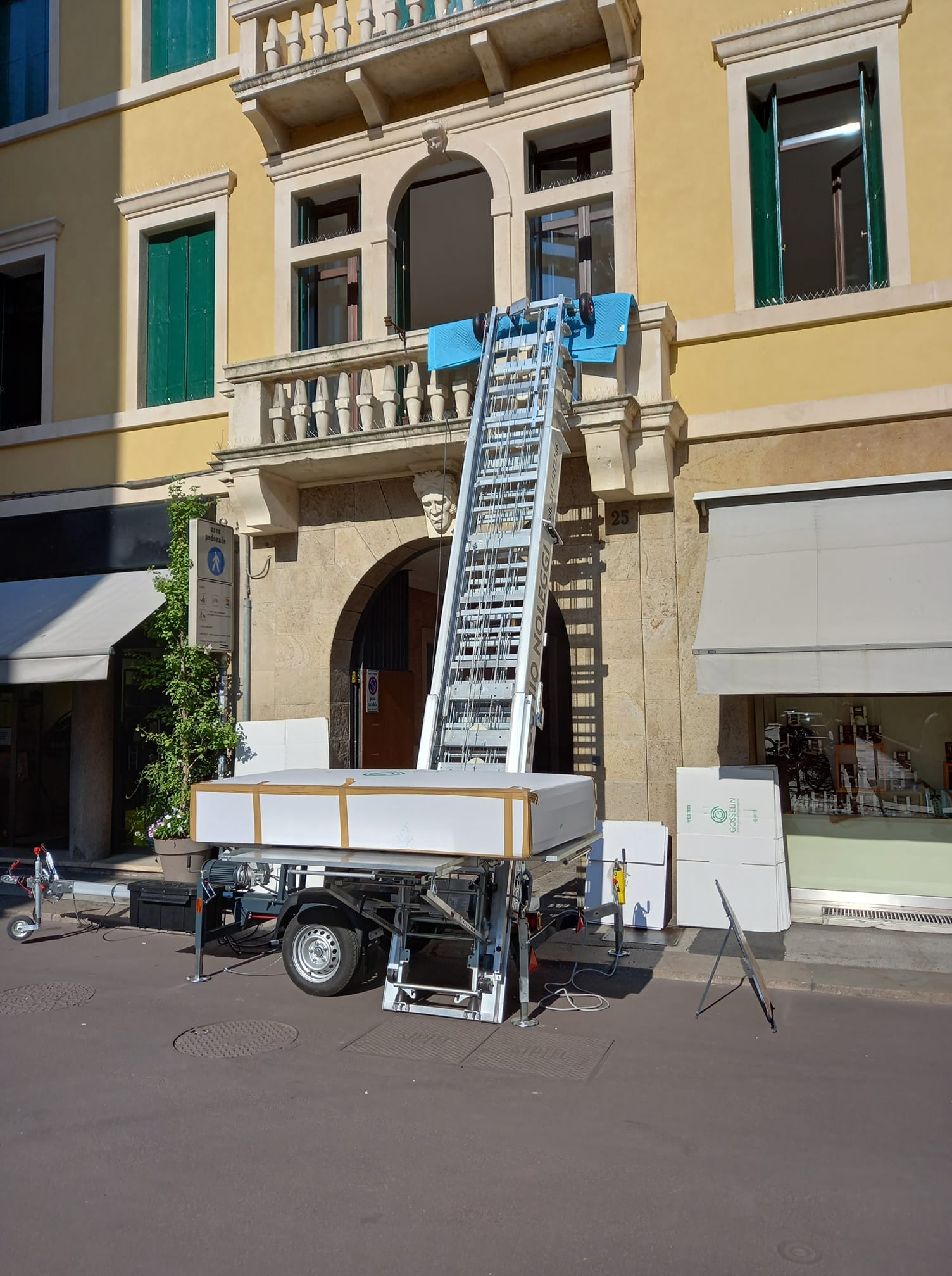 insegna al neon di una farmacia