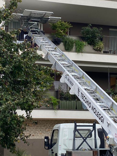 insegna al neon di una farmacia