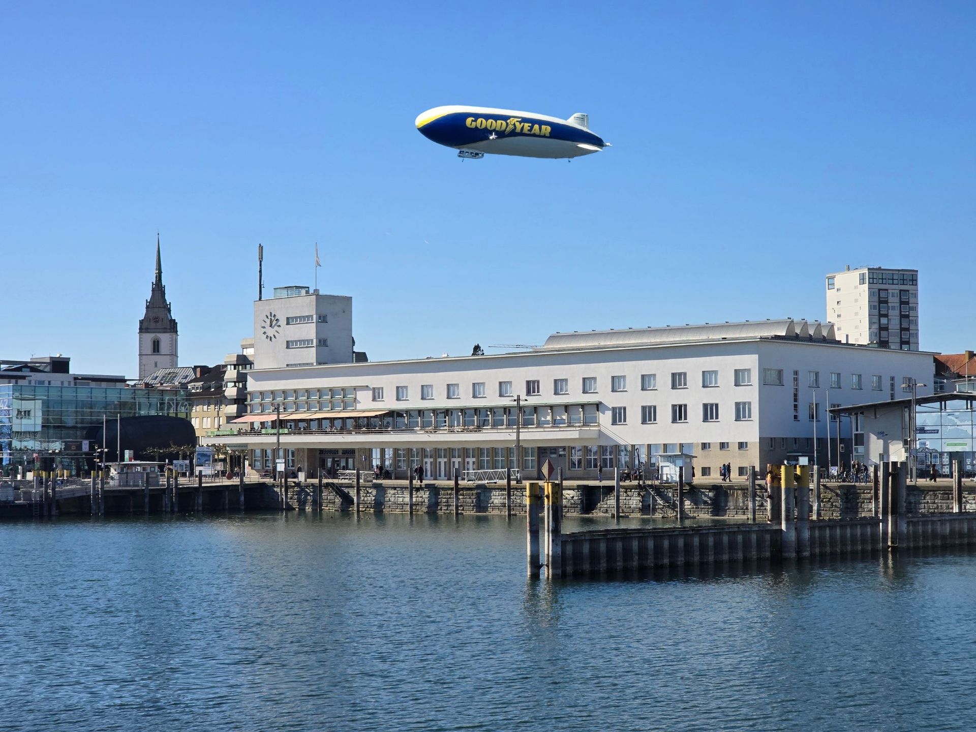 Zeppelin NT über dem Zeppelin Museum 