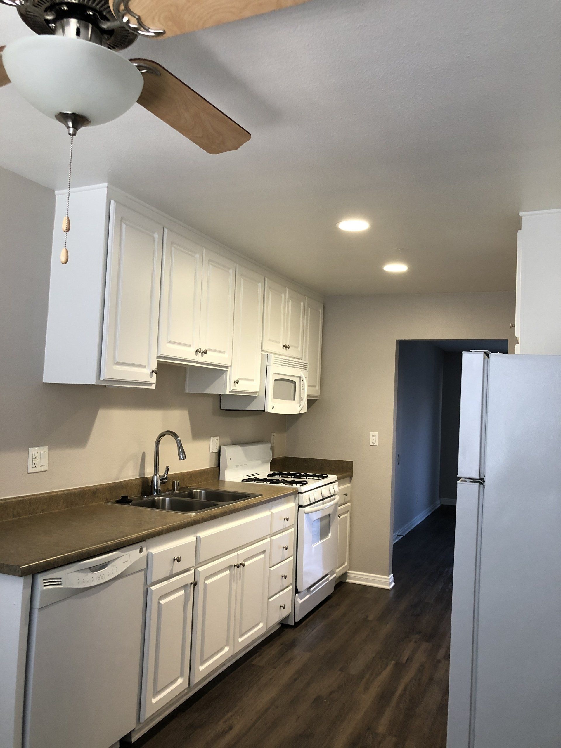 Kitchen | Pacific Pointe South Apartments