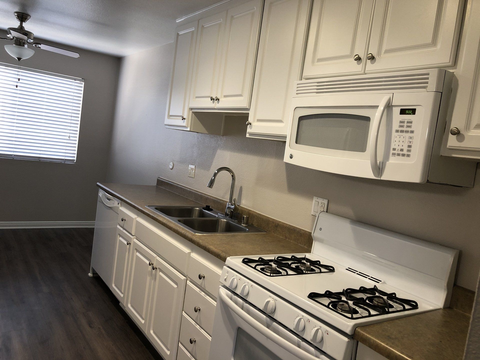 Kitchen | Pacific Pointe South Apartments