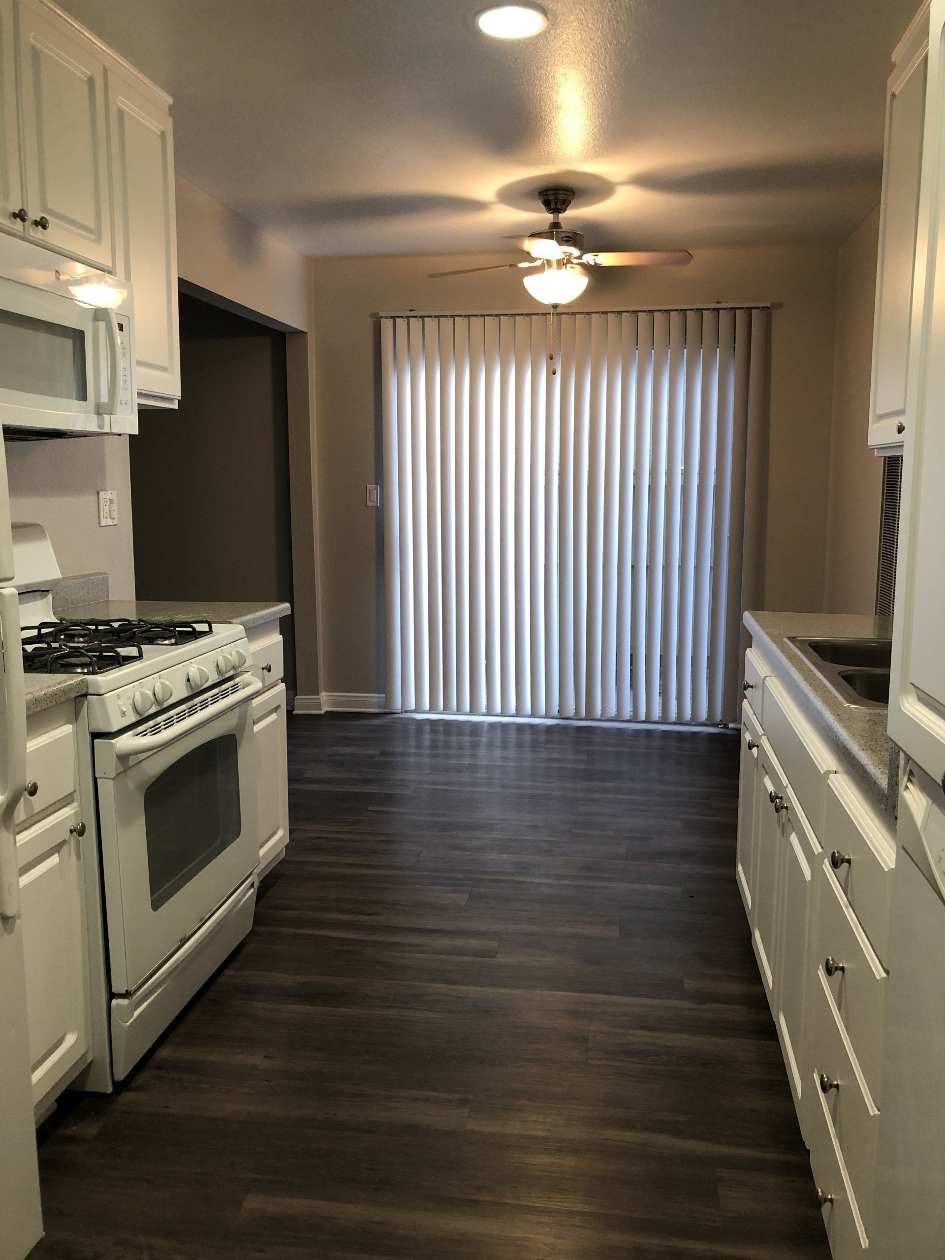 Kitchen | Pacific Pointe South Apartments