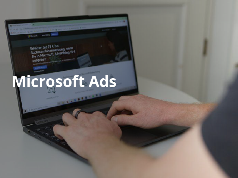 Eine Person tippt auf einem Microsoft-Ads-Laptop