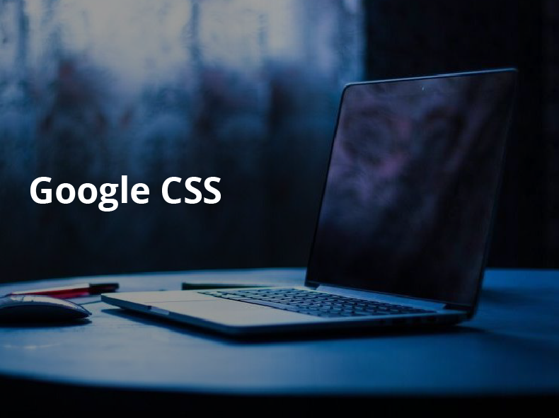 Ein Laptop steht auf einem Tisch mit einem Google CSS-Logo im Hintergrund