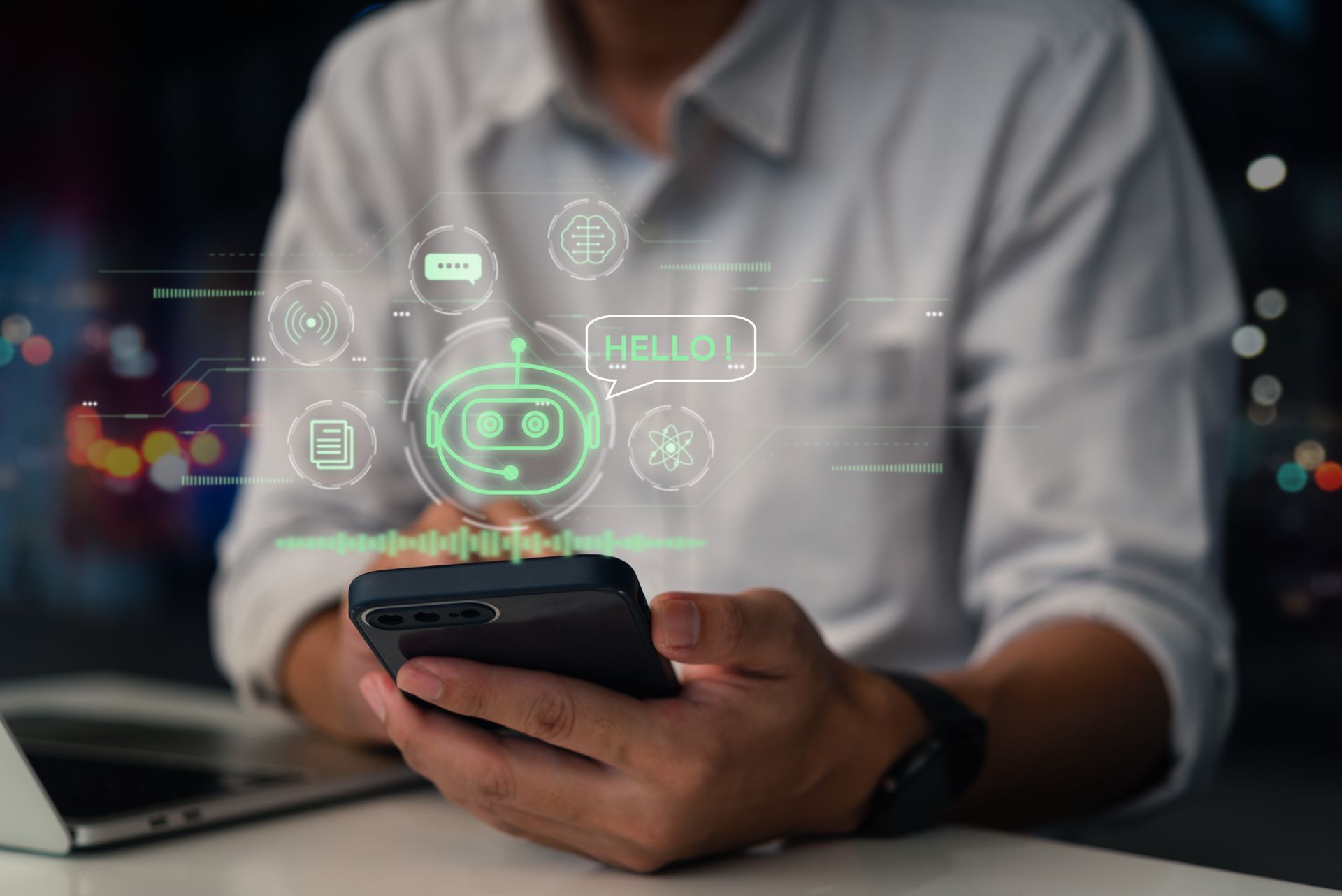 Eine Person, die ein Smartphone in der Hand hält, auf dessen Bildschirm eine leuchtend grüne digitale Chatbot-Oberfläche mit verschiedenen Datensymbolen zu sehen ist.