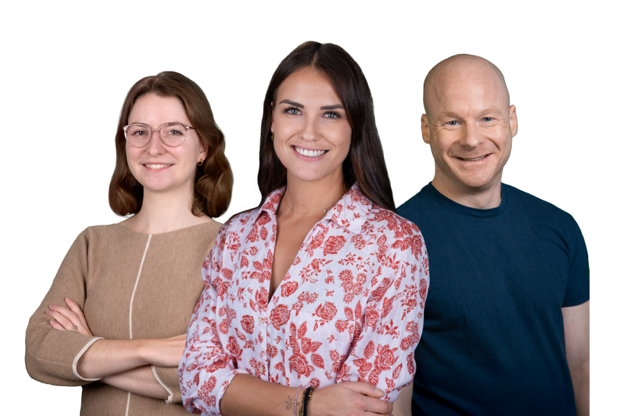 Drei Personen stehen nebeneinander und lächeln in die Kamera.