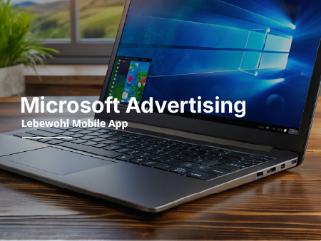 Ein Laptop mit einem Microsoft Hintergrund steht auf einem Tisch.