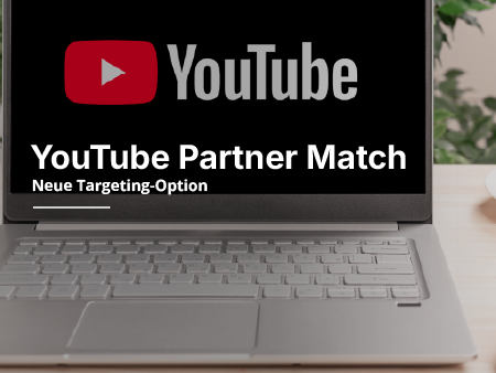 Ein Laptop mit dem Youtube Logo.